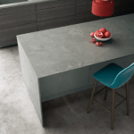 Wyspa kuchenna z szarego konglomeratu kwarcowego Silestone Seaport. Konglomerat na blaty kuchenne - Silestone.