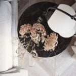 Stolik kawowy ze spieku kwarcowego czarny z białą żyłką